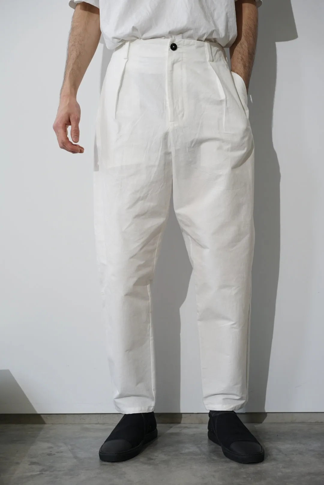 kontor / CURVE TAPERED PANTS