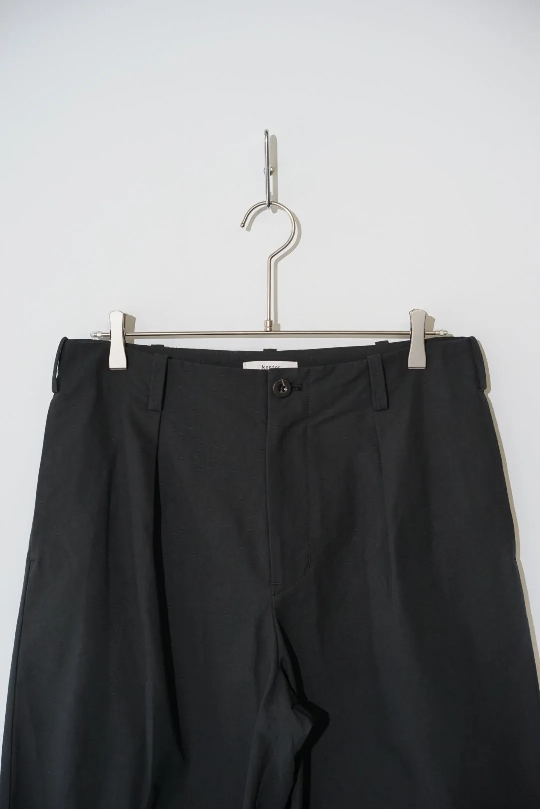 kontor / CURVE TAPERED PANTS