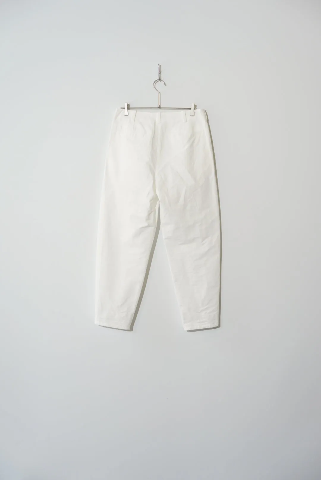 kontor / CURVE TAPERED PANTS