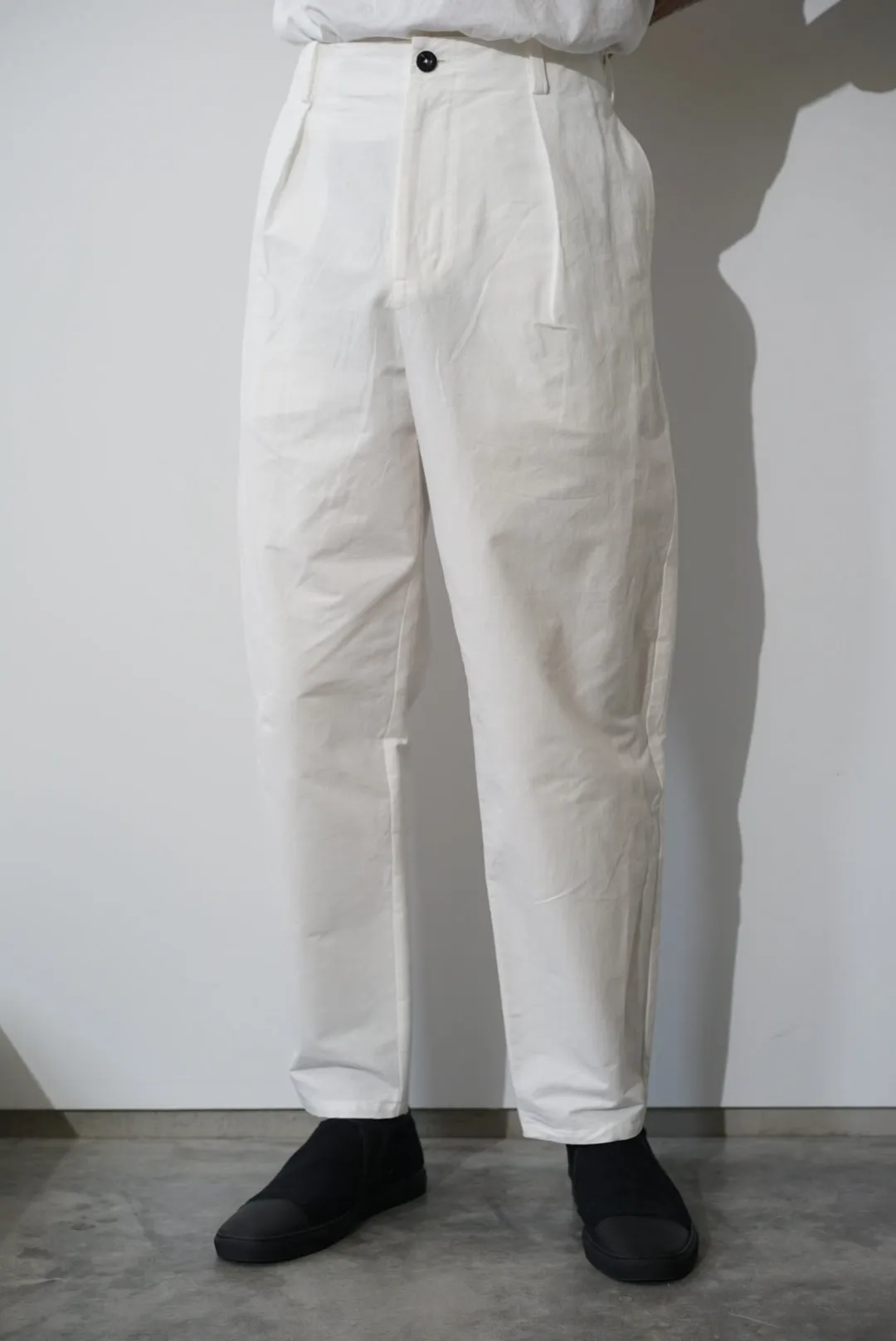 kontor / CURVE TAPERED PANTS