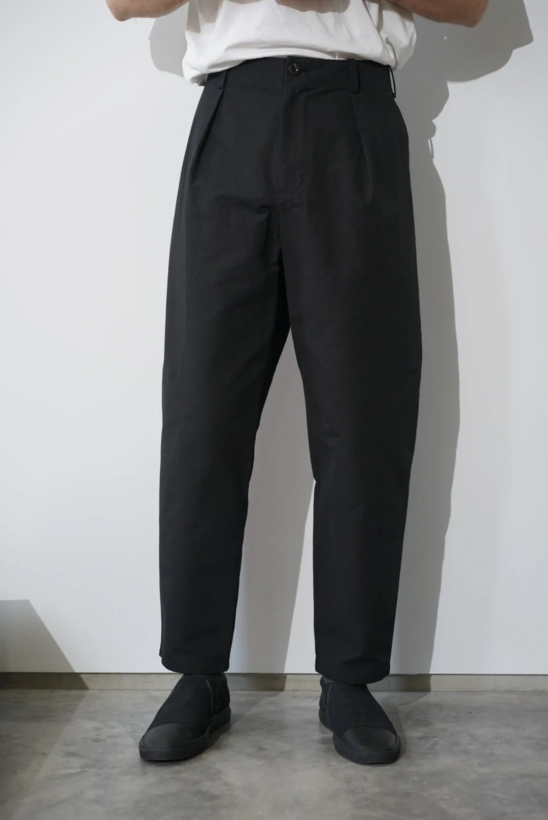 kontor / CURVE TAPERED PANTS