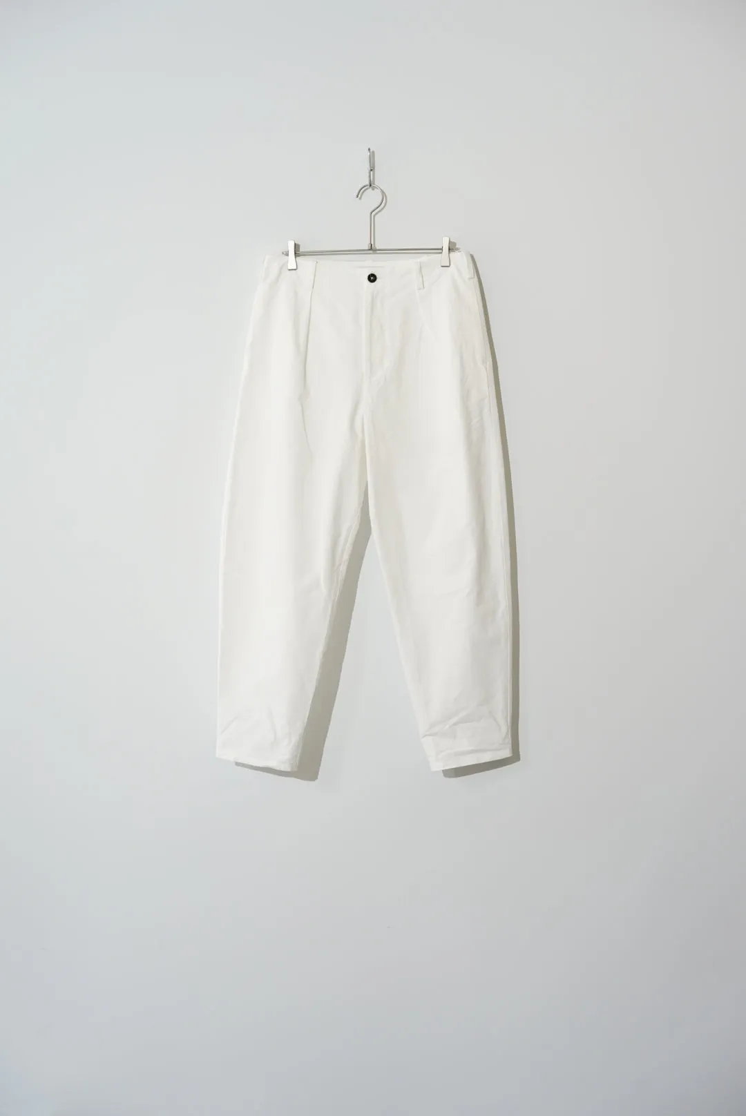 kontor / CURVE TAPERED PANTS