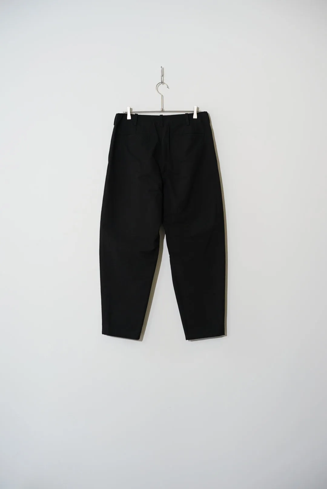 kontor / CURVE TAPERED PANTS