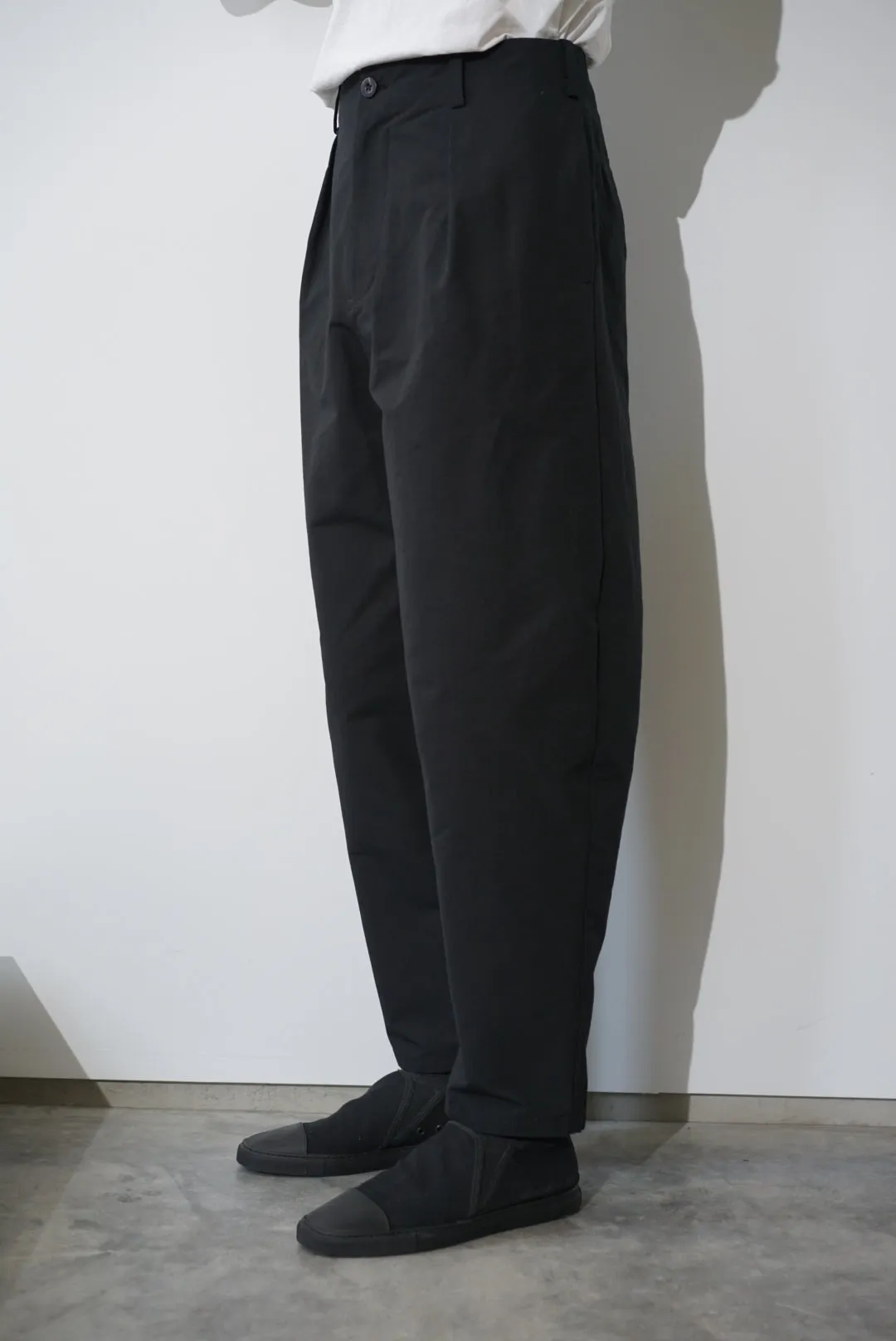 kontor / CURVE TAPERED PANTS