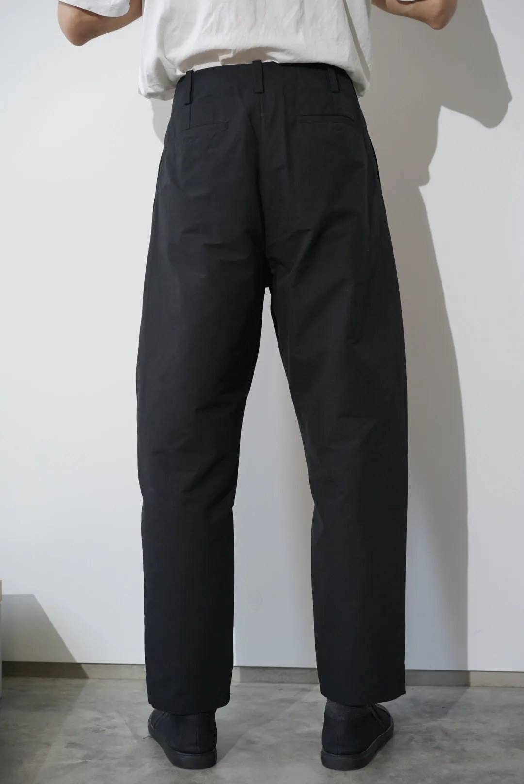 kontor / CURVE TAPERED PANTS