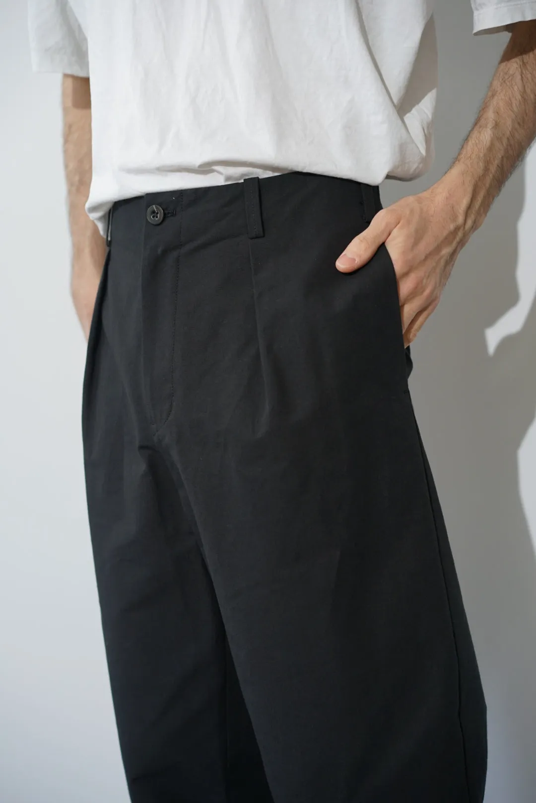 kontor / CURVE TAPERED PANTS