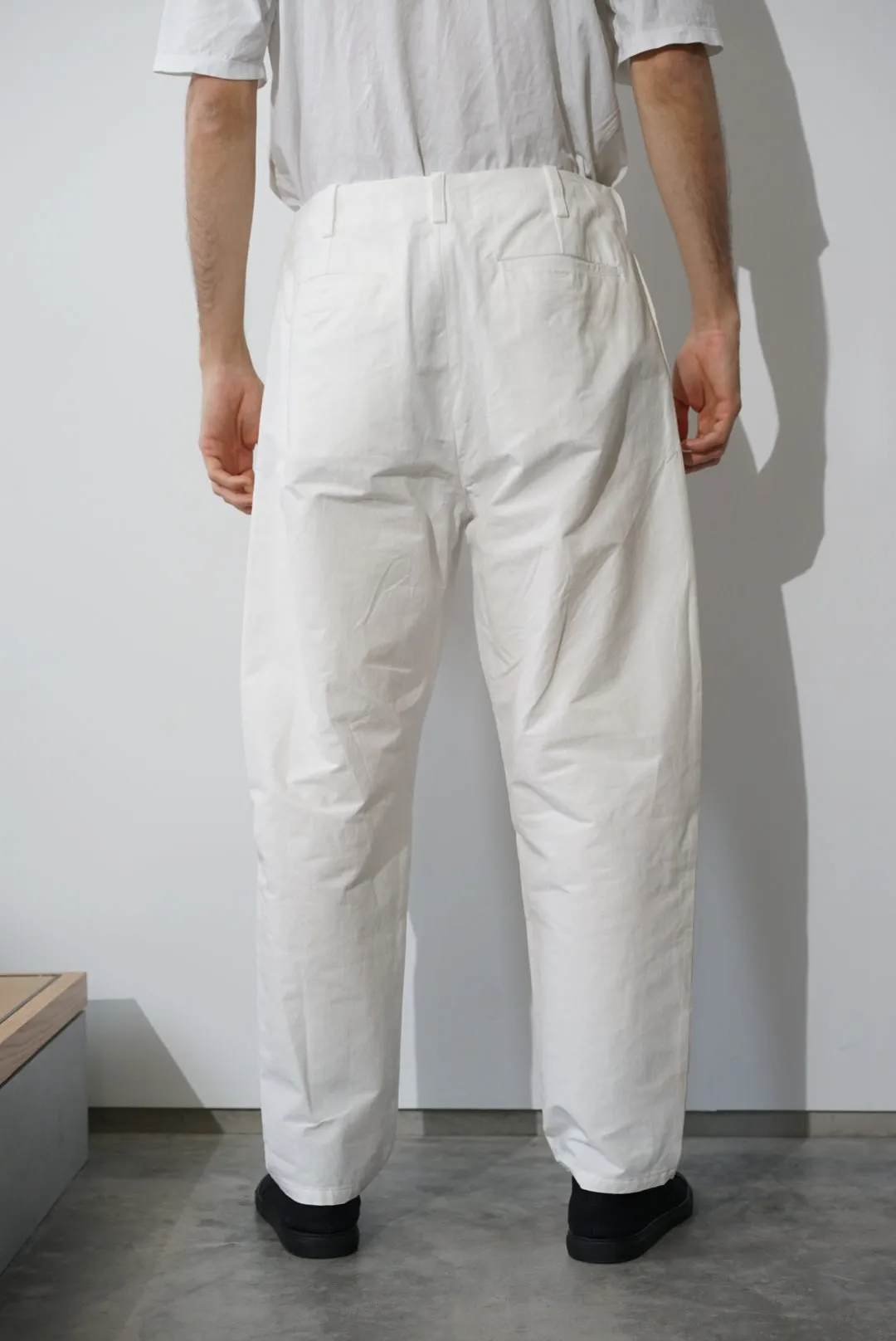 kontor / CURVE TAPERED PANTS