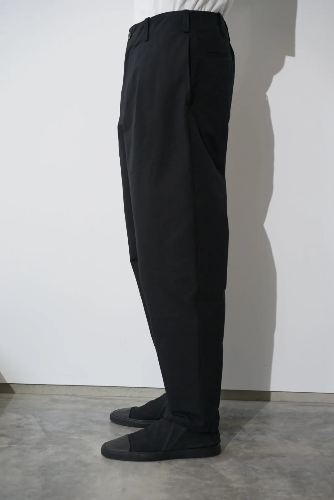 kontor / CURVE TAPERED PANTS