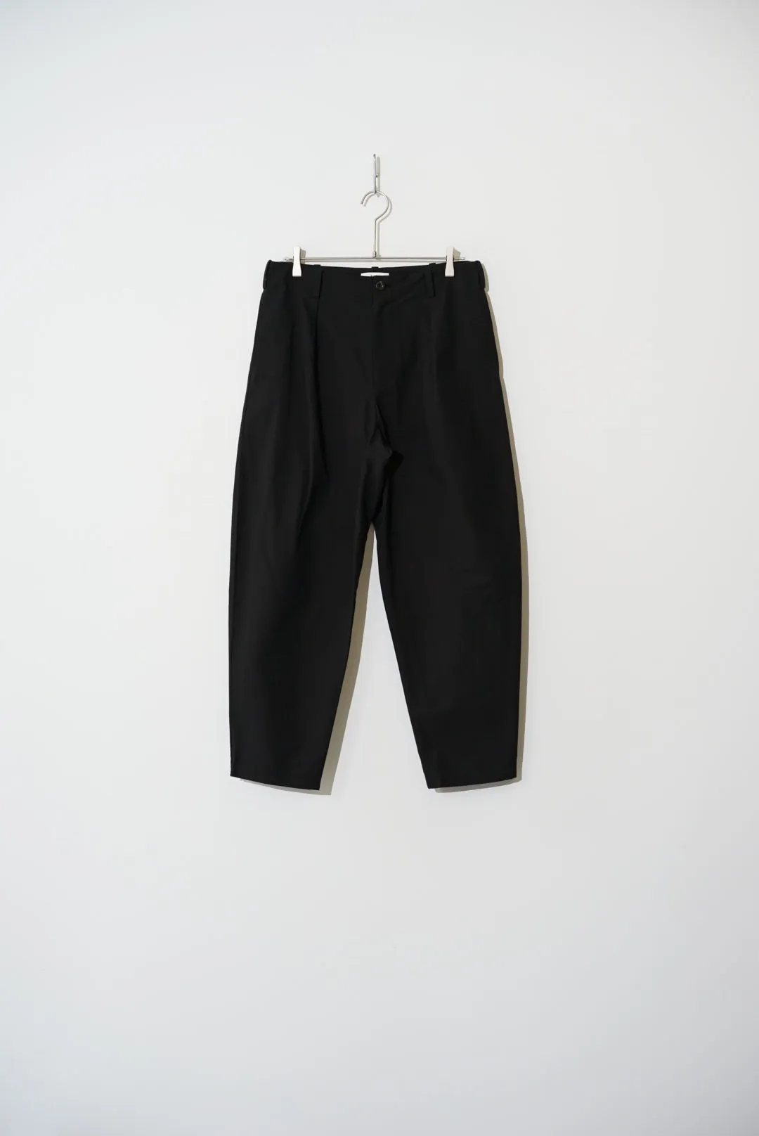 kontor / CURVE TAPERED PANTS